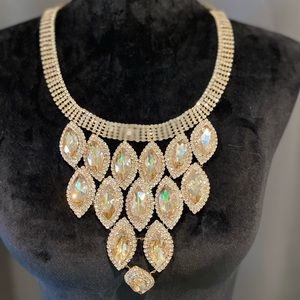 ✨Beautiful gold jeweled necklace